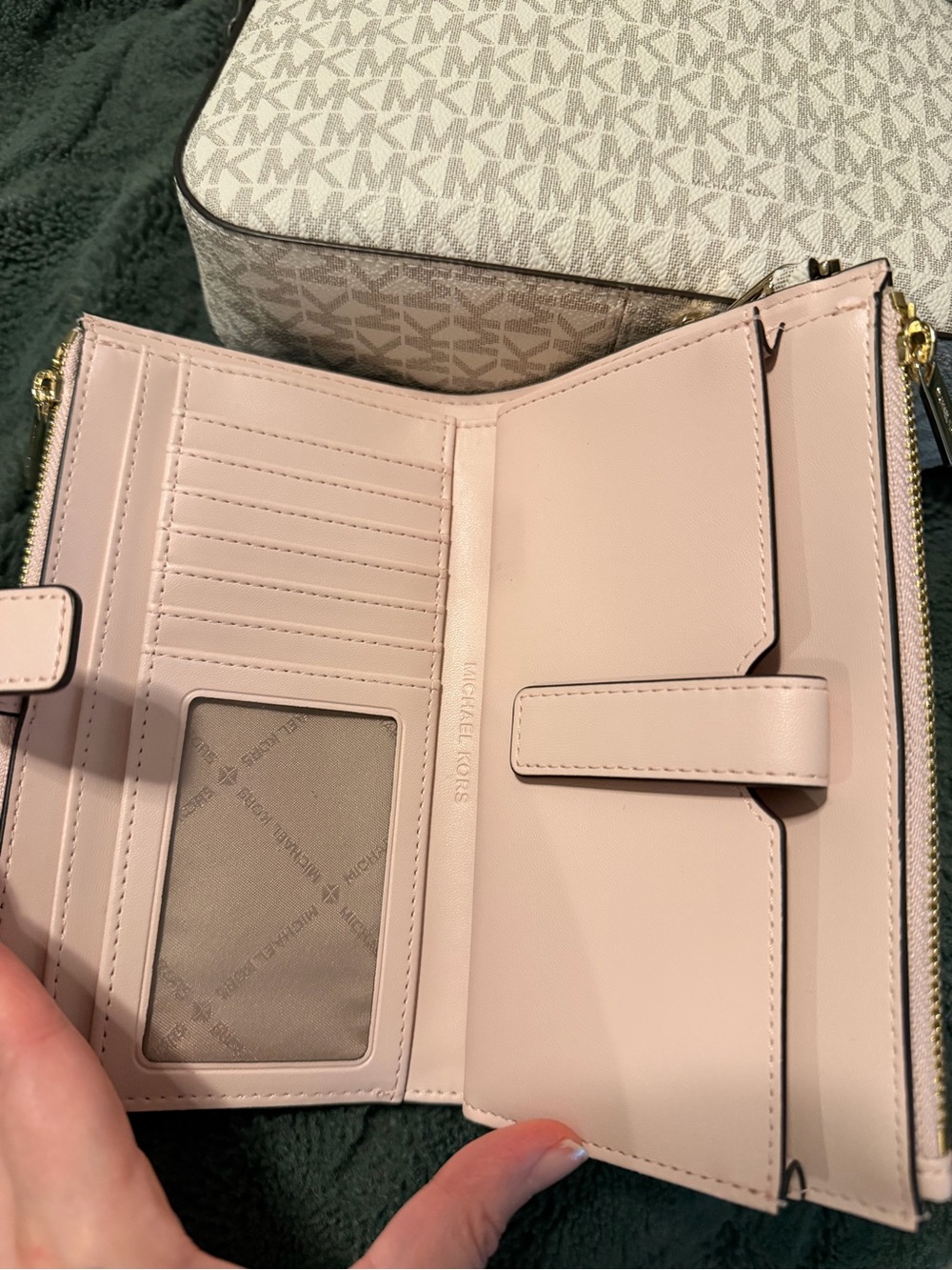 Michael Kors Beige Logo Shoulder Bag with Matching Wallet and Gold Hardware - Picture 3 of 4
